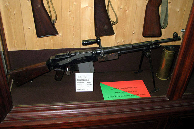 虽名为自动步枪但在使用时却作为轻机枪使用的勃朗宁自动步枪
