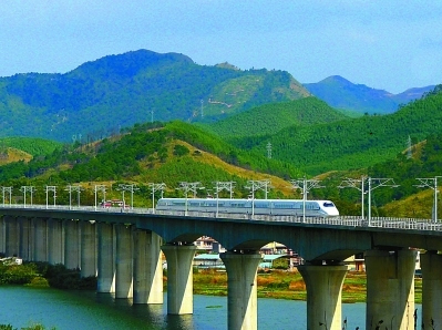 動車行駛在衡柳鐵路洛清江大橋上.黃有賢攝/光明圖片