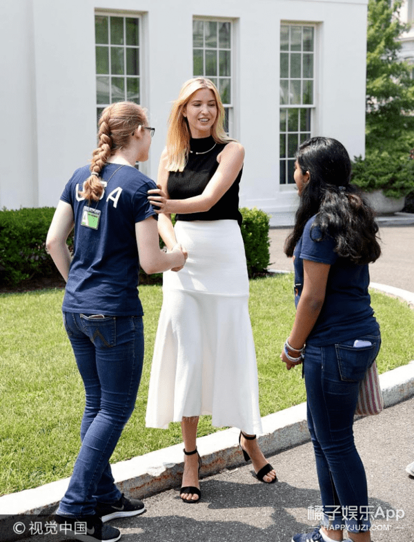 美国总统女儿伊万卡与学生合影,穿黑白装尽显女神气质,笑起来好亲和啊