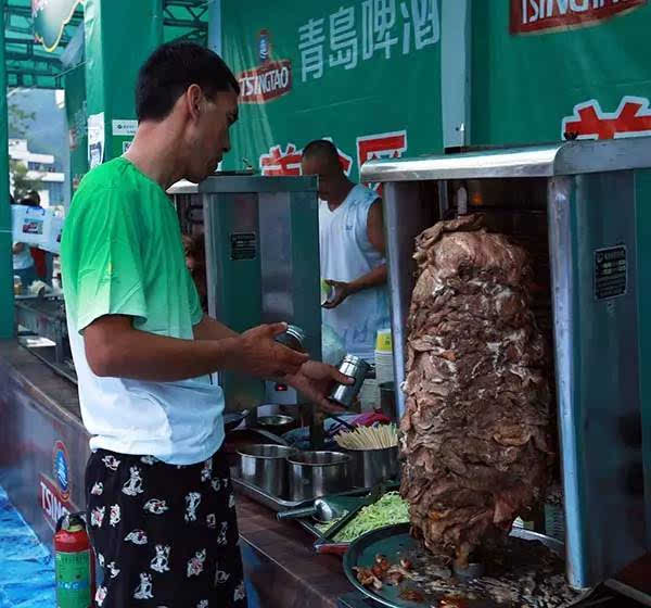 市民一邊享受著美食,一邊暢飲著7017啤酒,十分愜意~ 活動過程中萬眾