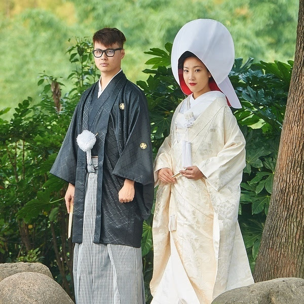 即日本传统婚礼和服,主要包括大振袖,色打挂,白无垢等 男式和服