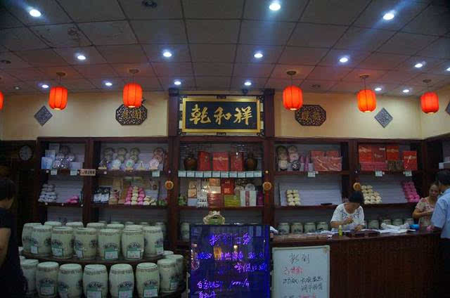 乾和祥茶叶店:还没有进门就能闻到一阵清新的茉莉花香.