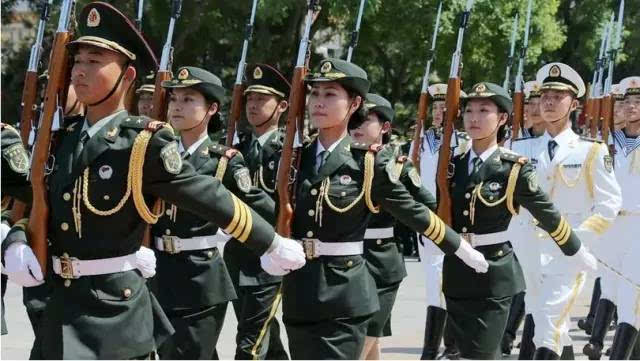 今天八一,中國女兵表演的《軍中綠花》太美了!第一次見!