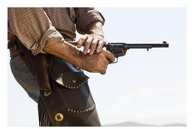 美国的西部片里的牛仔用左轮为什么要用手去拍枪的撞针?