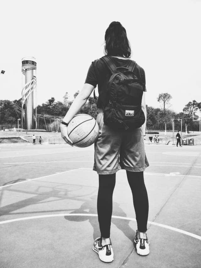 女生打篮球背影 打球图片