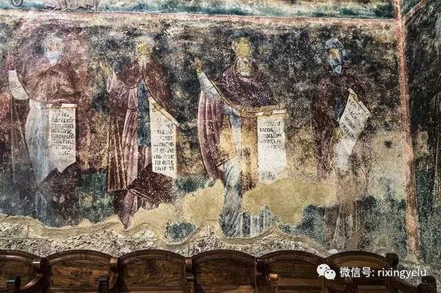 斯图德尼察修道院的国王教堂里,四面八方700年历史的湿壁画让人叹为