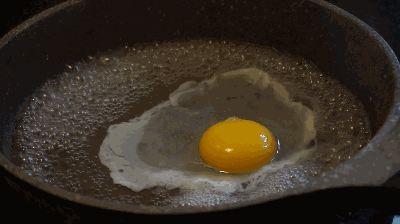 水煎蛋 鸡蛋洗净后磕入碗中,平底锅烧热后加入约20~30ml清水,煮到水