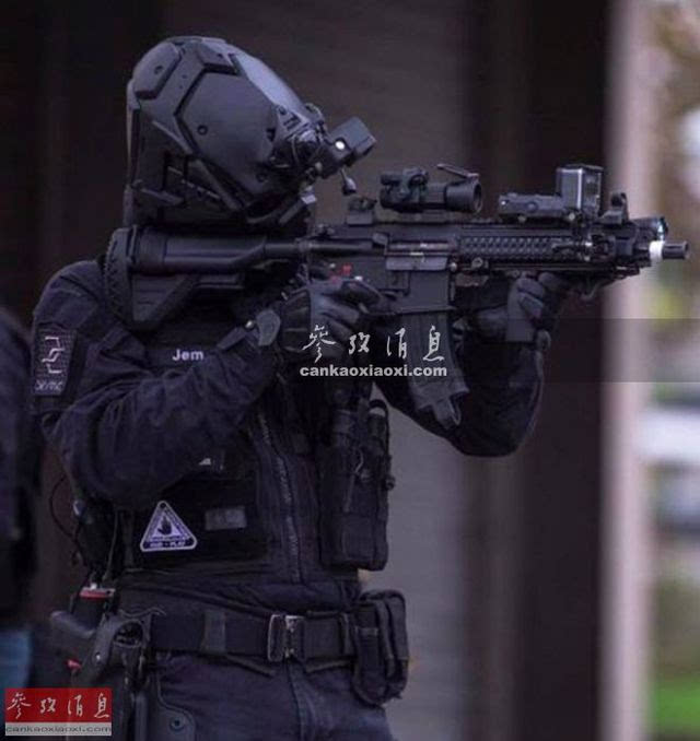 图为配备有浪人头盔的外军特警队员