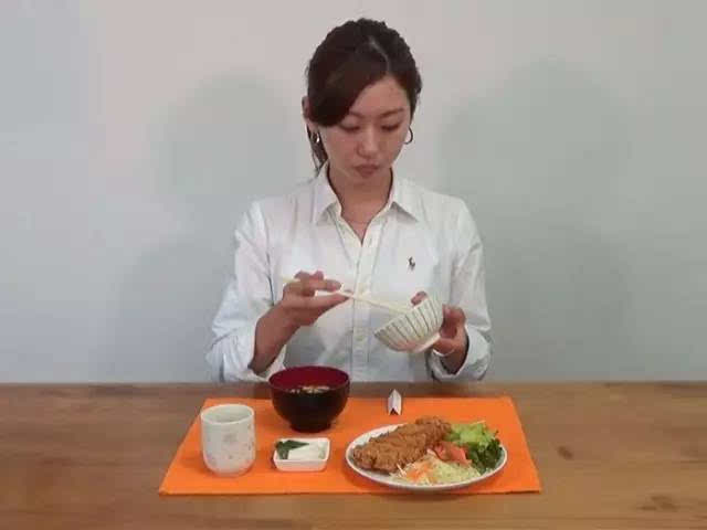 日本吃饭或喝汤时都是以碗就口来享用
