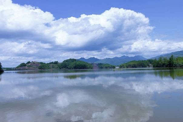 孔江水库形成山外有山,山重水复,山环水抱的百岛湖奇景.