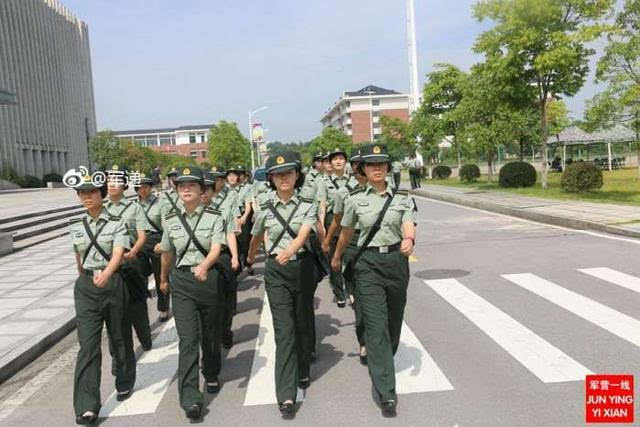 高清大图:女兵新兵训练的第一天