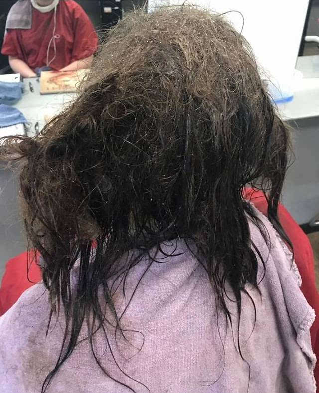 这个女孩儿的头发已经无法用乱来形容了,简直就是一团缠绕成死结的