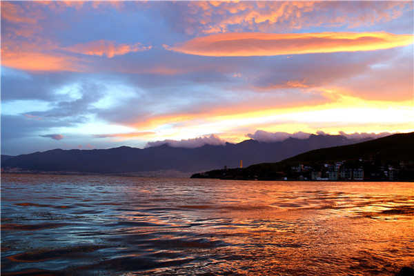 夕阳下火烧云点亮了洱海的天空