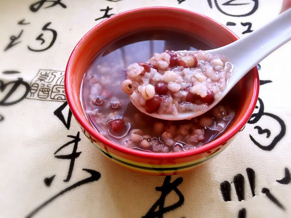 三,红豆薏米粥2,做法:提前将薏米用清水泡2个小时,将枸杞用清水泡10