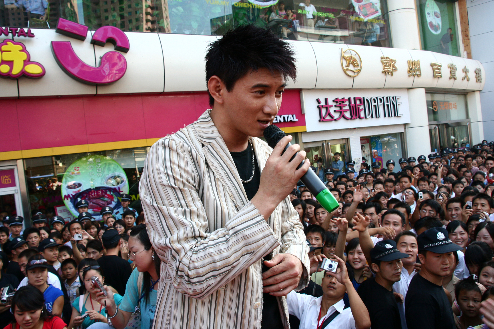 这是10年前吴奇隆在郑州唱歌的样子!