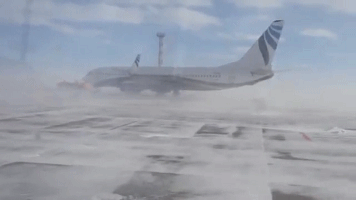 的诺里尔斯克市,一架停在停机坪上的同型号客机就被大风吹得原地转圈