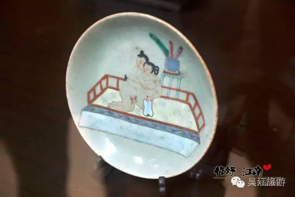 用品婚床缠足凳~三寸金莲~古代妇女的屈辱~不倒翁~图注馆内展示了中国