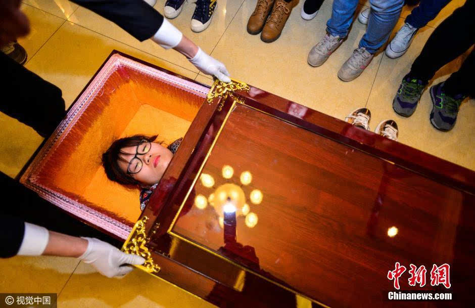 3月25日,死亡体验活动在天津市华明天裕殡仪服务中心举办