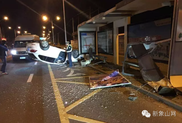【社会】丹阳路发生一起车祸,小车撞飞两根公交站牌柱子