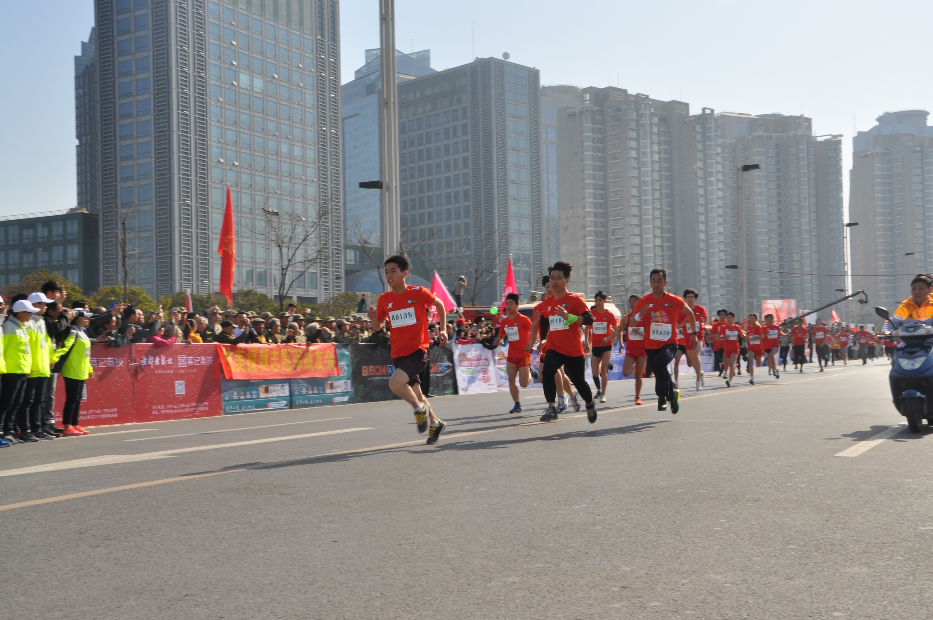 中国搜索郑州3月28日讯3月27日,2016中国郑开国际马拉松赛鸣枪起跑