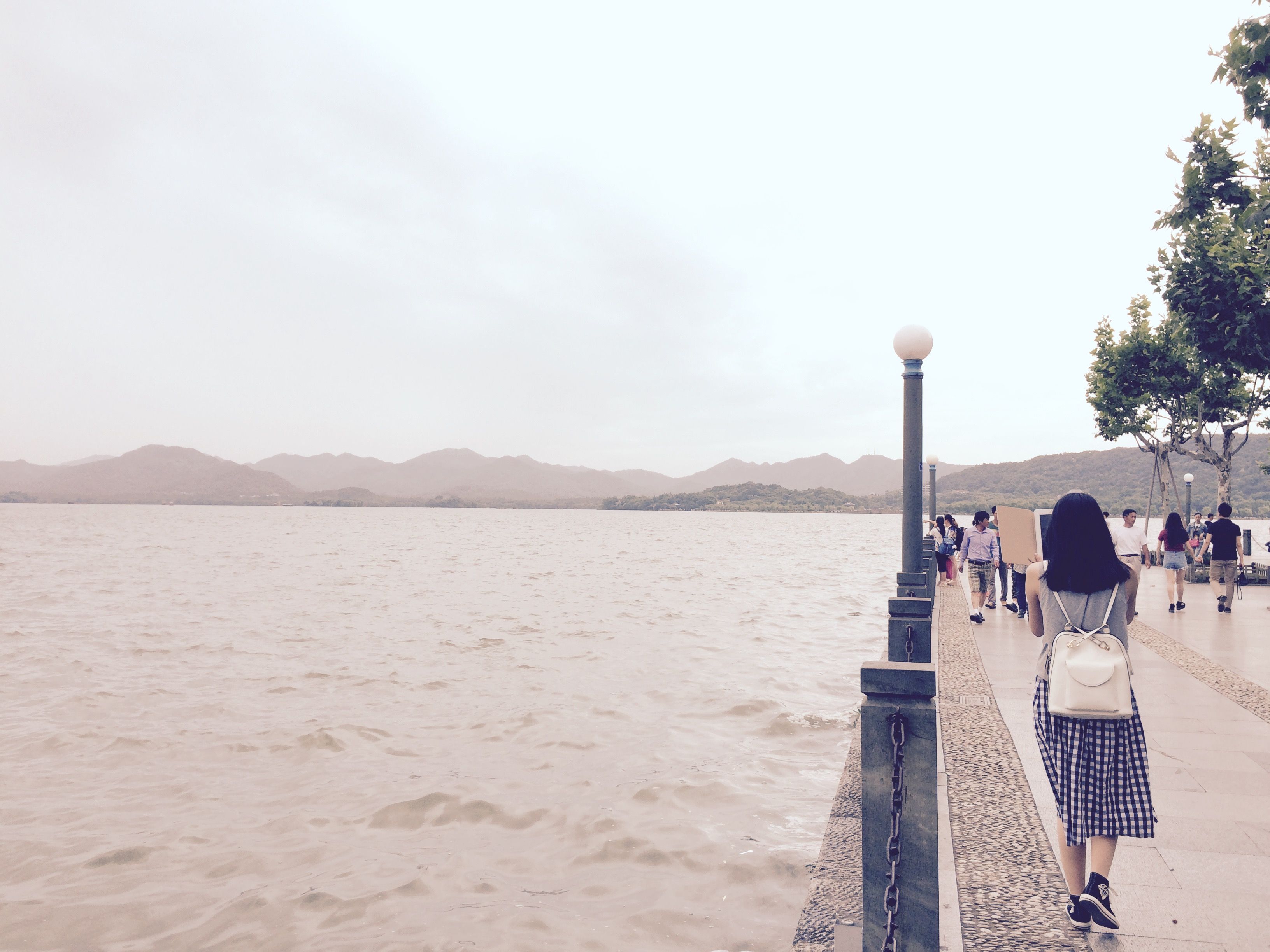 杭州西湖边拍照姿势图片