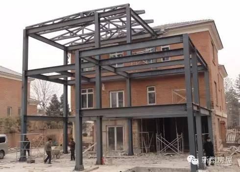 虽然钢结构房屋的承重系统是钢梁和钢柱,但楼板和屋面仍然可以做成