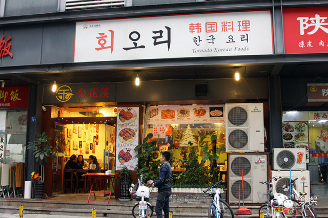 这家店也在南海明珠商业街上,店里都是韩风十足的木凳木桌,不浮夸的
