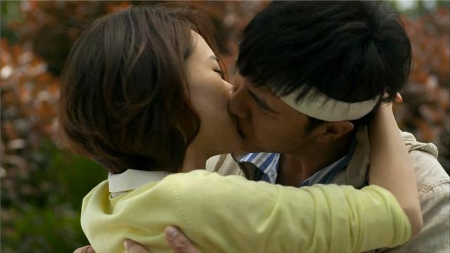 由戚薇,谢佳见,陈赫等主演的《爱情自有天意》被网友戏称为接吻教程