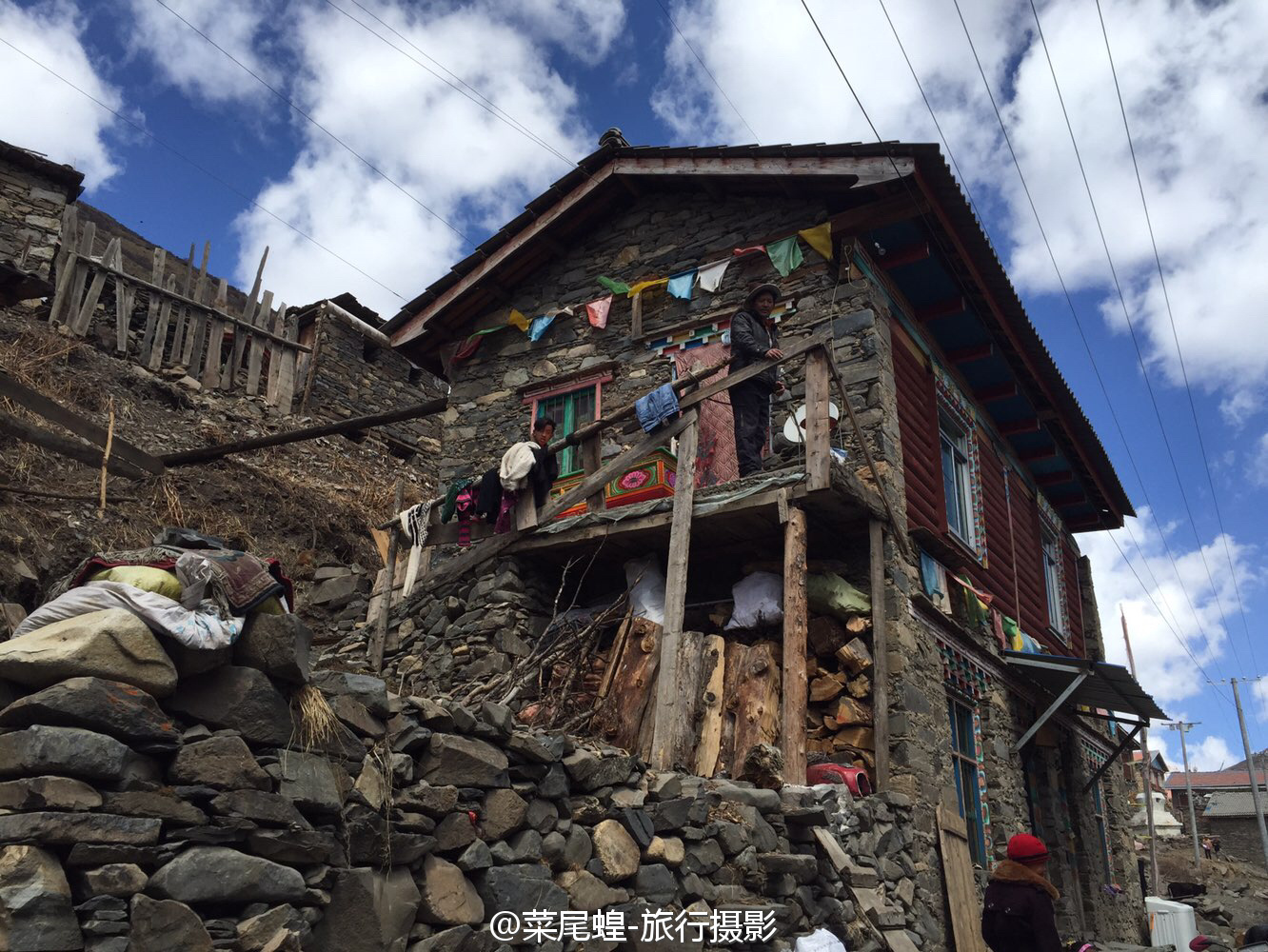 阿科里乡,从阿科雪山垭口下来,这里有一个有一个藏族村寨,在皑皑雪山