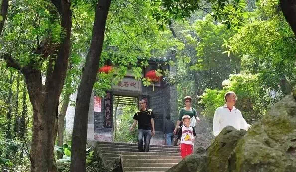 景区内拥有叱石松涛,羊石坑,观音岩,叱石寺,一洗红尘,黄大仙祠等一大