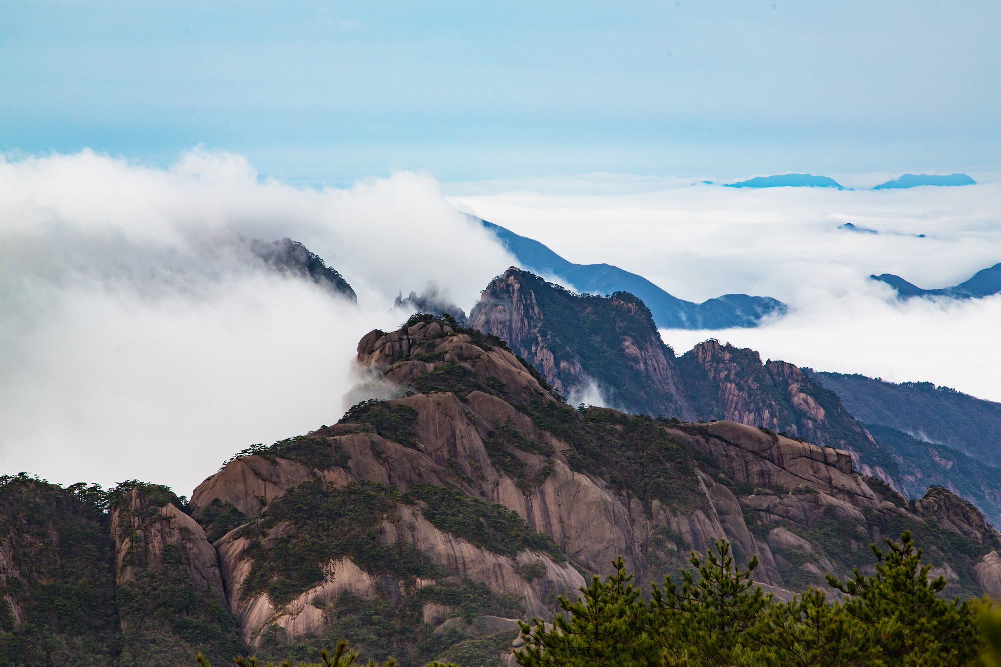 受强对流天气的影响,4月2日晚上,誉为天下第一奇山的安徽黄山风景区