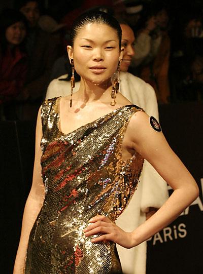 她是中国最丑的模特,也是穿衣最潮的模特