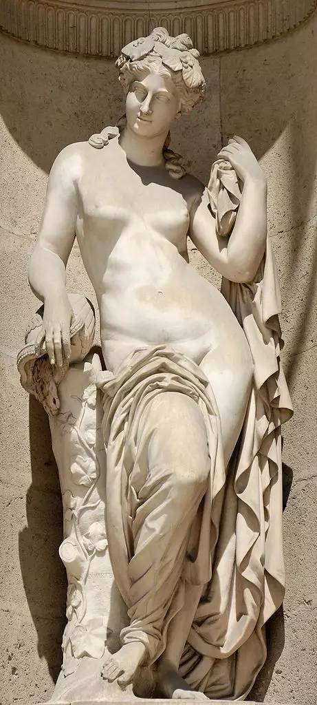 后来女神们变成了雕塑,立于巴黎卢浮宫中顾盼生姿