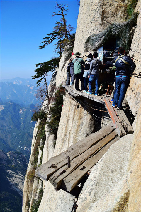 完爆張家界的玻璃棧道,有膽你上華山懸空棧道去呀