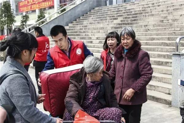 东阳爱心阿婆照片图片