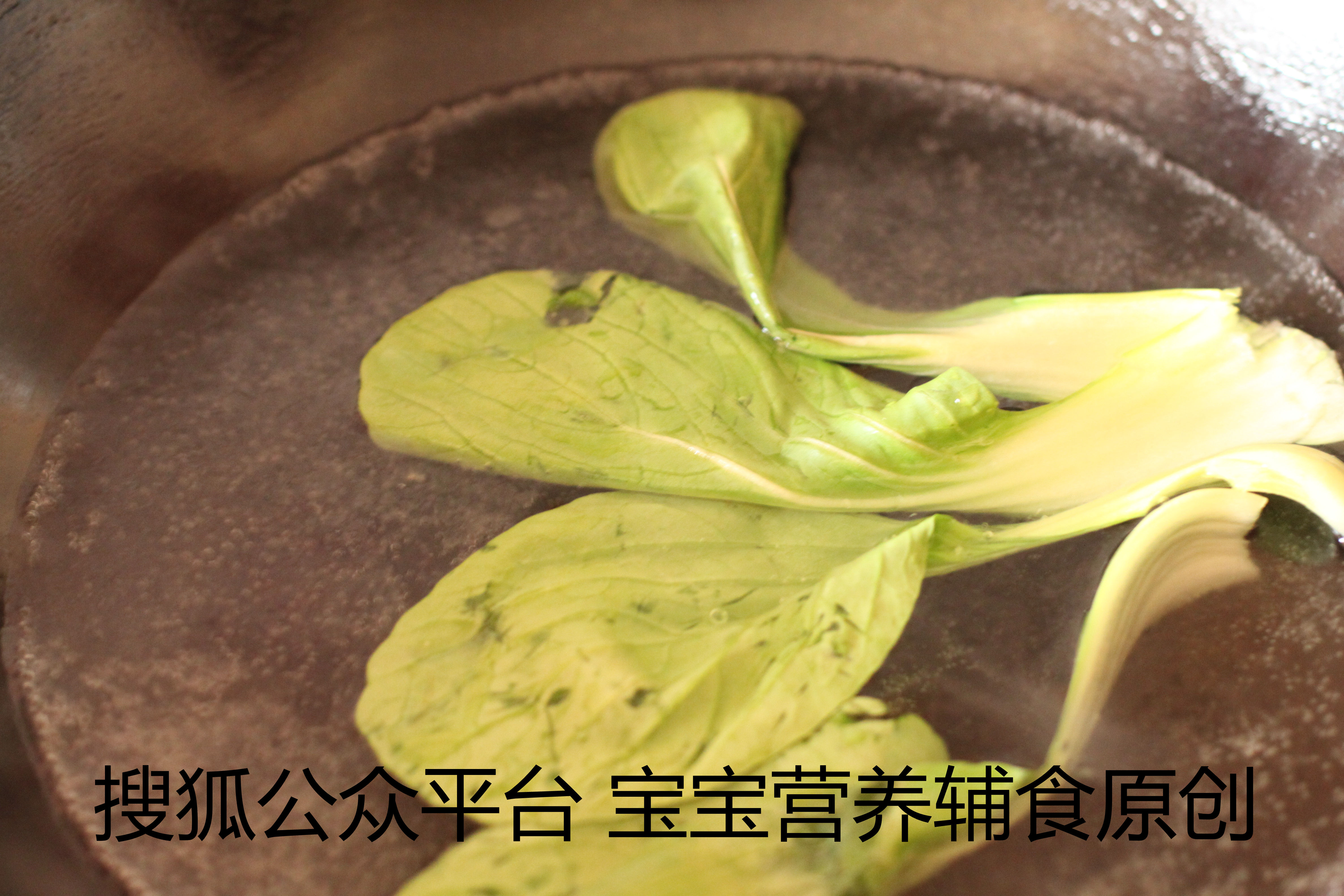 ps:小油菜可以替换成其他绿叶青菜.79小油菜焯熟后,切碎.