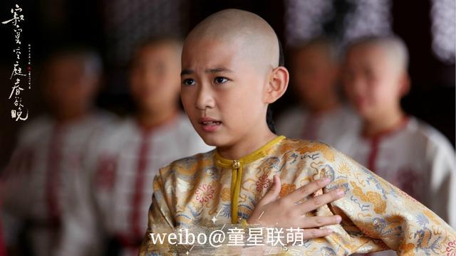 叶禾与小演员们的合影叶禾2003年出生今年13岁,在参演《寂寞空庭春欲