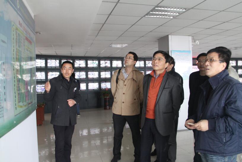 集团,郑州万邦新绿地农贸市场领导杨广川的陪同下参观了河南万邦集团