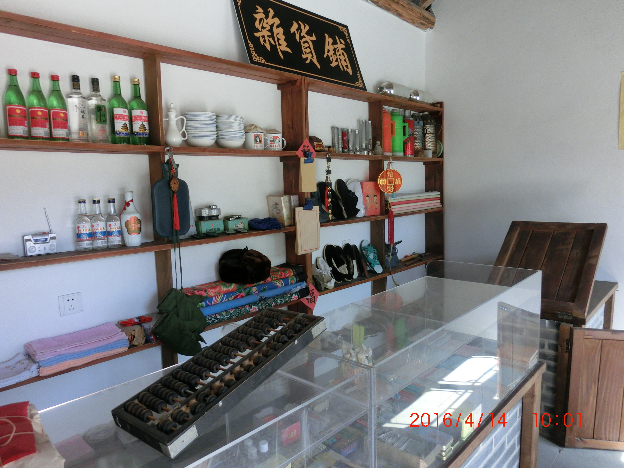 村中心,村委会建起了一个怀旧商店,也就是六七十年代农村代销店的样子