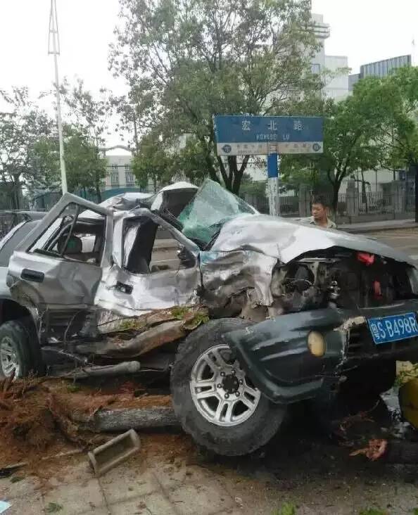今天早上7时30分许,在离百悦尚城不远处的南城宏北路附近发生一起车祸