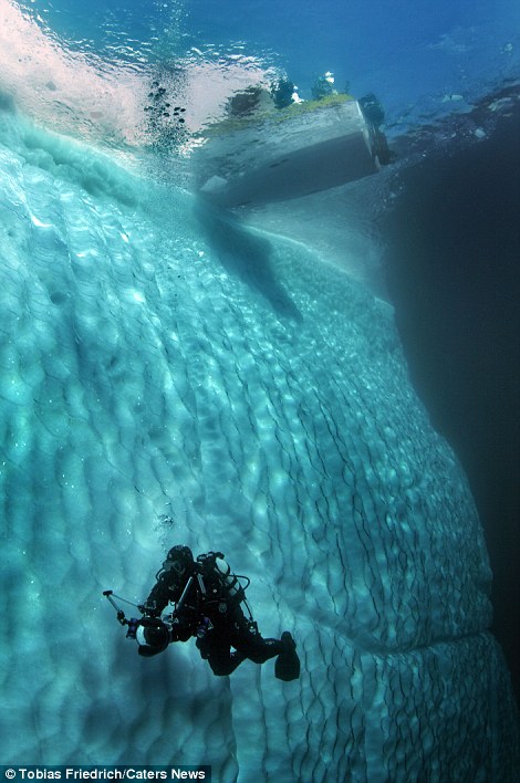 摄影师潜入30米深海拍到的冰山