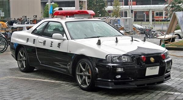 日本交警向迪拜看齊配備五秒破百警車