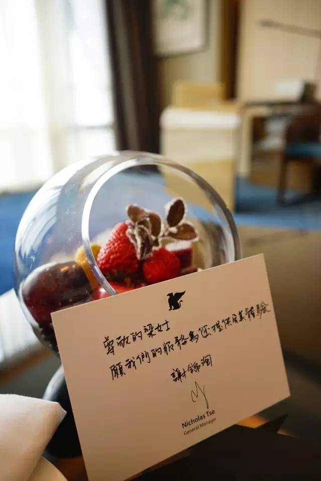 由酒店總經理nicholas tse謝先生親手寫的歡迎卡片,welcome fruits