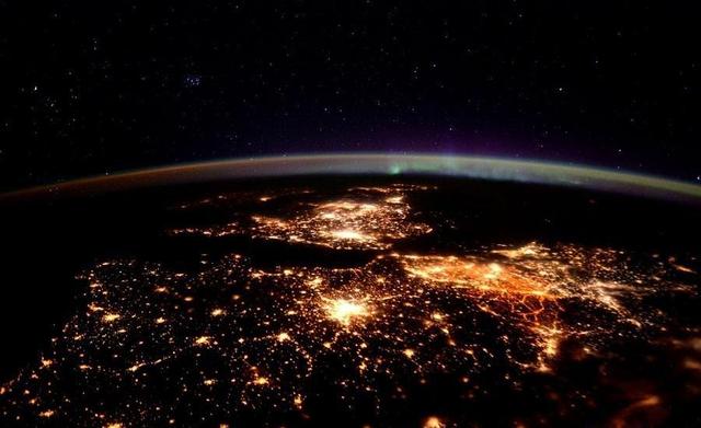 宇航员眼中令人惊叹的地球:夜景美如画