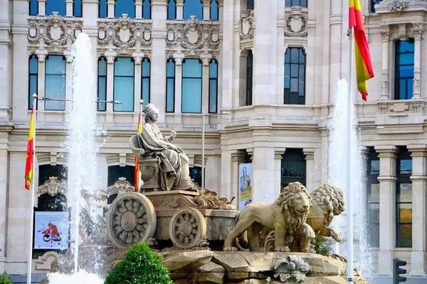 丰收女神广场也是皇家马德里球队庆祝获得冠军时的圣地,每当皇马获得