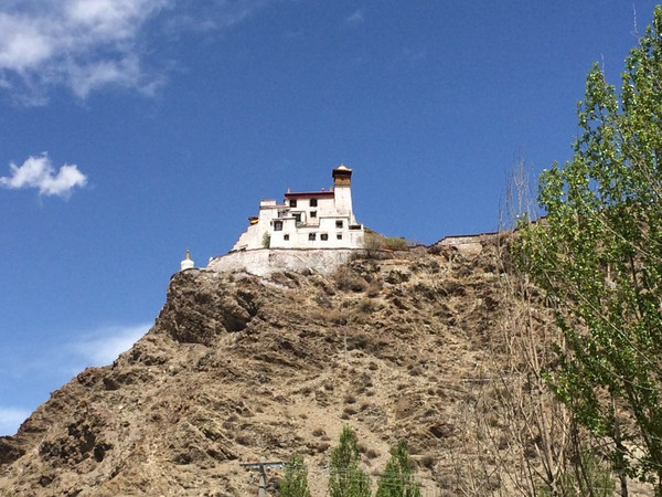 澤當鎮位於山南市乃東區,在雅礱河與雅魯藏布江匯流處的東側,為山南市