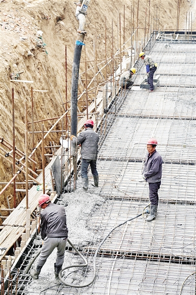 城北街道苏家崖沙麻沟社区项目工地上 工人们正在进行3#商铺主体