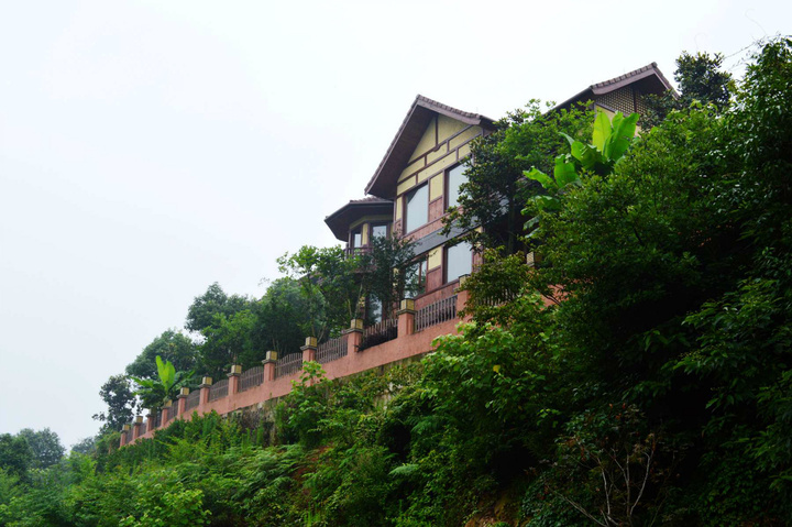 的生态旅游度假区,度假区内建有大门臼滓 恩龙山庄:江南的世界木屋村