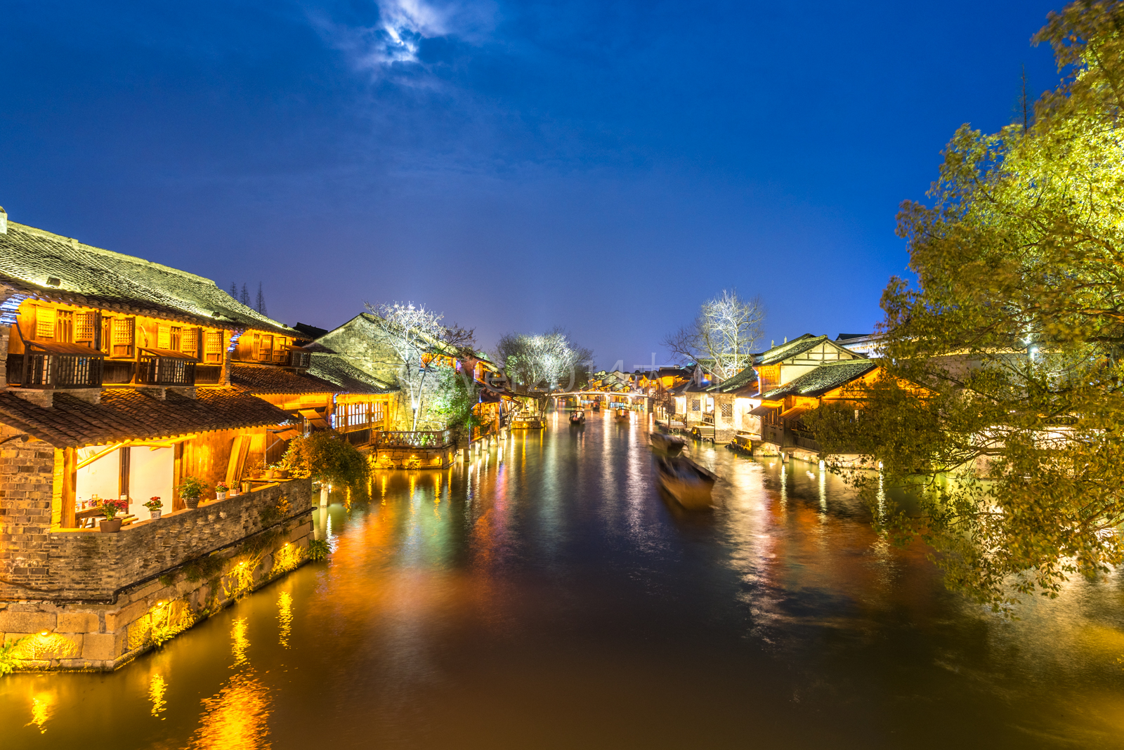 迷醉在乌镇西栅的夜色中