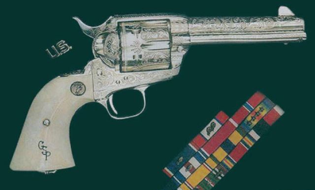 有花纹的m1873柯尔特单动左轮手枪,该枪又被称为和平缔造者(和事佬)